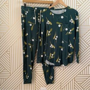 Lates by Kate Modal blend Winterberry Olives leaf Print Pajama Jogger Tee Set M